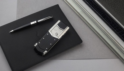 „Vertu Signature“ – mobiliosios prabangos ikona su „Linux“ „Vertu Signature“ – mobiliosios prabangos ikona su „Linux“
