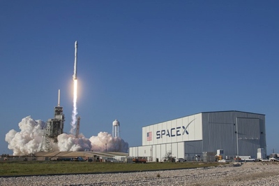 Istorinis įvykis: „SpaceX“ pirmą kartą paleido ir nutupdė jau naudotą raketą