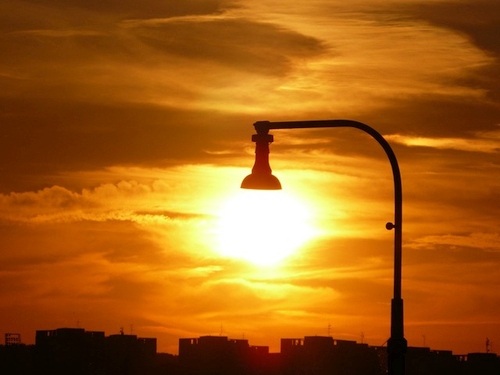 Lietuviai sugalvojo, kaip tamsiausią naktį gatves apšviesti tikra Saulės šviesa
