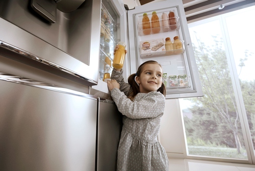 Ateities virtuvė – apie produktų galiojimo laiką pranešantis šaldytuvas ir nuotoliniu būdu valdoma orkaitė