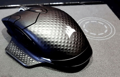 pelė „Corsair Concept Zeus“ veikia ir įsikrauna be laidų pelė „Corsair Concept Zeus“ veikia ir įsikrauna be laidų