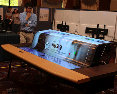 „LG Display“ pristatė pirmąjį pasaulyje lankstų ir skaidrų ekraną