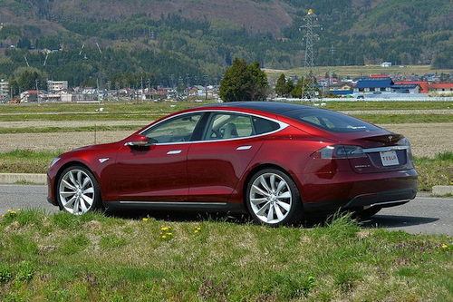 Ar „Tesla“ automobiliai dažnai lankosi automobilių servisuose?