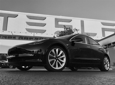 Pagamintas pirmasis „Tesla Model 3“ automobilis
