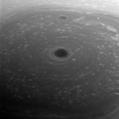 NASA nuotr. / „Cassini“ atsiųsta Saturno ašigalio nuotrauka