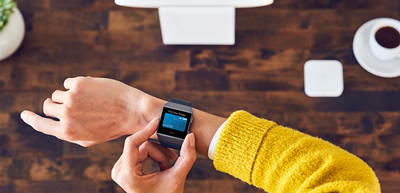 „Fitbit“ pristatė išmanųjų laikrodį „Ionic“