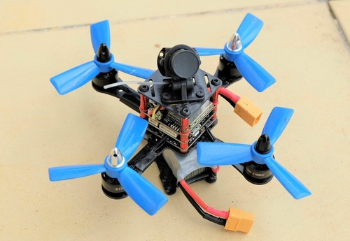 Dronas „FX120 FuriBee“: idėja gera, bet išpildymą reikėtų tobulinti