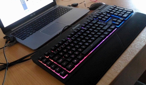 Mygtukų ir švieselių karalystė: membraninė „Corsair K55 RGB“ klaviatūra