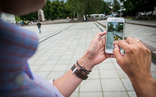 Gamintojų gudrybės, kaip išlaikyti žmogų prikaustytą prie telefono