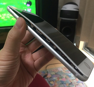 „Apple“ aiškinasi pranešimą apie deformuotą „iPhone 8“ „Apple“ aiškinasi pranešimą apie deformuotą „iPhone 8“