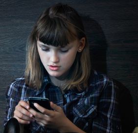 Vaikai internete: nuo patyčių kenčia kas trečias, į pokalbį su nepažįstamais veliasi kas dešimtas