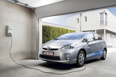 2025 m. „Toyota“ siūlys tik automobilius su elektros prieskoniu