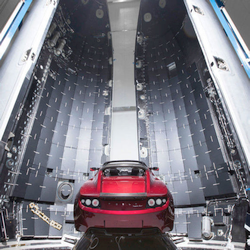 Elonas Muskas parodė, kaip vyšninis „Tesla Roadster“ ruošiamas paleidimui į kosmosą