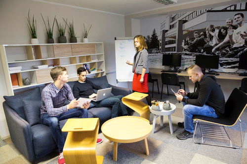 Dėstytojai keičiasi, laikas keistis ir studentams Dėstytojai keičiasi, laikas keistis ir studentams