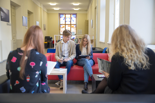 Studentai išbandė pasaulinių kompanijų taikomą asmeninio tobulėjimo programą Studentai išbandė pasaulinių kompanijų taikomą asmeninio tobulėjimo programą