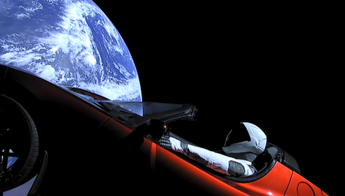 Kosmoso platybėse skriejančio „Tesla Roadster“ vairuotojas ten pasodintas ne šiaip sau – kokią funkciją jis atlieka?