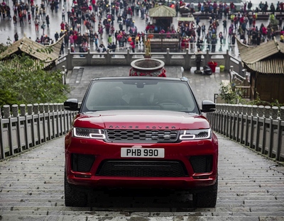 Hibridinis „Range Rover Sport“ įkopė į Dangaus vartus