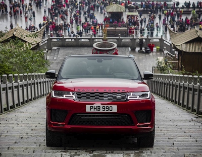 Hibridinis „Range Rover Sport“ įkopė į Dangaus vartus Hibridinis „Range Rover Sport“ įkopė į Dangaus vartus