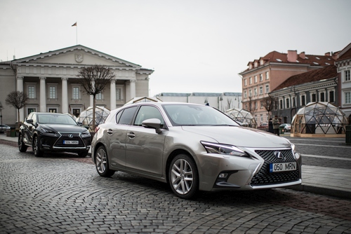 Hibridinių automobilių pardavimai sparčiai auga, o kada sulauksime hibridinių lėktuvų?