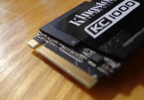 Kai neturėdamas M.2 jungties nori greito SSD: „Kingston KC1000“ apžvalga