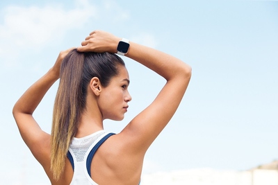 „Fitbit“ pristato naują išmanųjį laikrodį ir moterų sveikatos sekimo funkciją