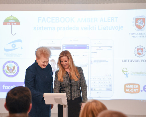 Prezidentė aktyvavo dingusių vaikų paieškai skirtą „Facebook“ sistemą Prezidentė aktyvavo dingusių vaikų paieškai skirtą „Facebook“ sistemą