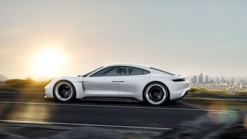 Gigantų kova – „Porsche Mission E“ VS „Tesla Roadster“ – kuris greitesnis, pigesnis, toliau nuvažiuoja ir yra gražesnis?