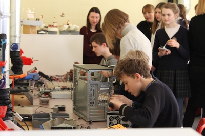 Išmaniosios technologijos skverbiasi į mokyklas. Išmaniosios technologijos skverbiasi į mokyklas.