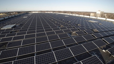 Įrengta didžiausia Lietuvoje ant pastatų stogų saulės elektrinė