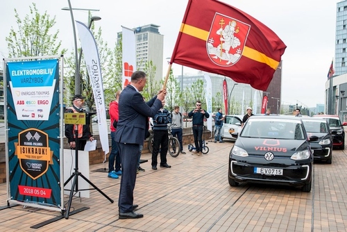 Prasidėjo elektromobilių varžybos: kas greičiausiai nuvažiuos iš Vilniaus į Palangą?