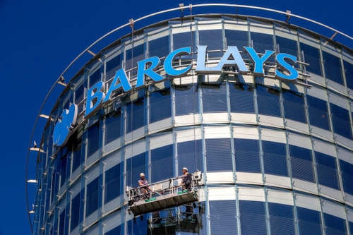 „Barclays“ atleidimai užtruks: sukilę darbuotojai nepasirašo sutarčių