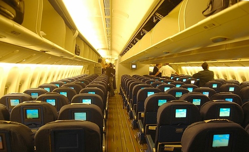 Kas nutiktų, jei visi lėktuvo keleiviai prijungtų savo telefonus krautis?