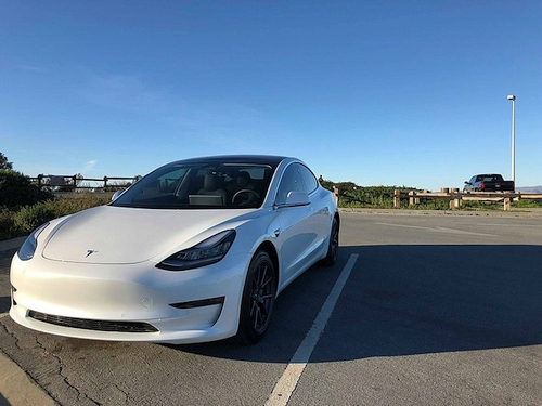„Tesla Model 3“ ir vėl susidūrė su sunkumais – vieni sako, kad naujas modelis per brangus, o „Consumer Reports“ jį laiko pavojingu