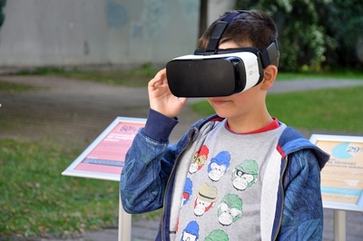 Garsaus menininko iš elektronikos atliekų sukurtas skulptūras gyventojai apžiūrėjo virtualioje realybėje Garsaus menininko iš elektronikos atliekų sukurtas skulptūras gyventojai apžiūrėjo virtualioje realybėje