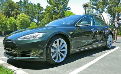 „Tesla“ leis savo pažangią autopiloto sistemą išbandyti visiškai nemokamai