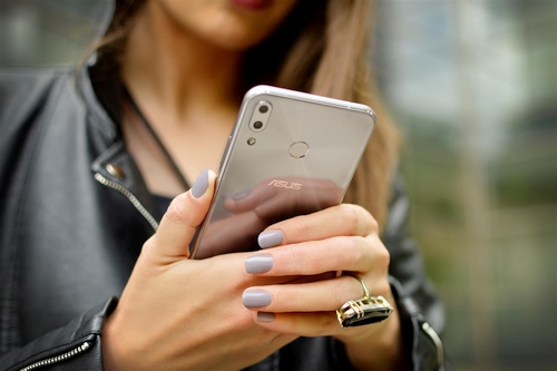 „ASUS“ telefonas „ZenFone 5“ su dirbtiniu intelektu – jau Lietuvoje