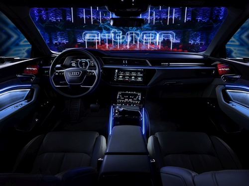 „Audi“ atskleidė „Audi e-tron“ elektromobilio salono išvaizdą ir technologijas