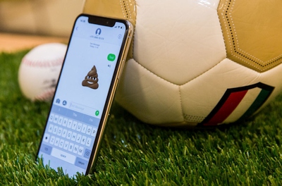 Kiniškas „Apple“ padlaižiavimas: vienas žodis užlaužia telefoną Kiniškas „Apple“ padlaižiavimas: vienas žodis užlaužia telefoną