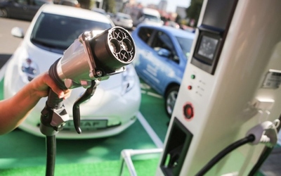 Nemokamai stovės tik elektromobiliai, hibridų vairuotojams teks susimokėti Nemokamai stovės tik elektromobiliai, hibridų vairuotojams teks susimokėti