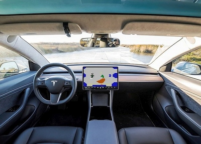 Elonas Muskas paskelbė apie įdomų programinį atnaujinimą „Tesla“ elektromobiliuose