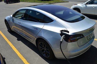 Elonas Muskas netikėtai paskelbė apie naują „Tesla“ automobilį – tilps tik vienas žmogus? Elonas Muskas netikėtai paskelbė apie naują „Tesla“ automobilį – tilps tik vienas žmogus?