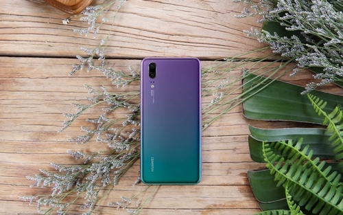 „Huawei“ telefoną P20 nudažė pašvaistės spalvomis „Huawei“ telefoną P20 nudažė pašvaistės spalvomis