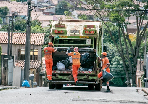 Šiukšlių kalnų prie konteinerių padėtų išvengti išmani sistema?