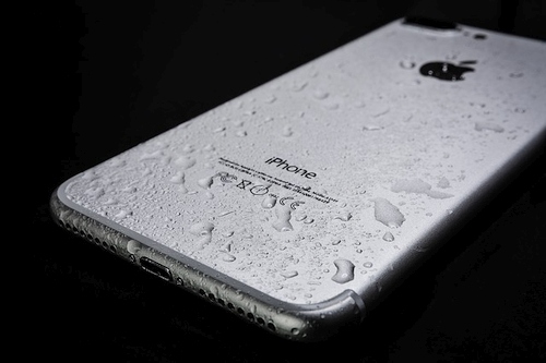 Reklamos auka: vandeniui atsparus „iPhone 7“ sušlapęs sugedo, bet jo niekas netaiso