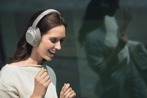 „Sony“ pristato ausines „WH-1000XM3“ su naujos kartos triukšmo slopinimo technologija