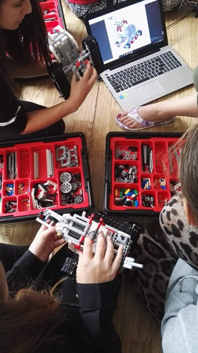 Motyvuota vaikų vasara: kai LEGO kaladėlės transformuojasi į robotus