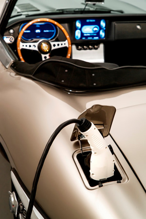 Keliuose pasirodys gražiausias pasaulyje elektrinis automobilis „Jaguar E-type Zero“