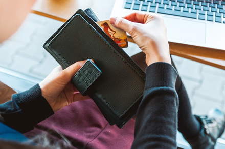 Bankų statistika: žmonėms grynieji pinigai tampa nereikalingi? Bankų statistika: žmonėms grynieji pinigai tampa nereikalingi?