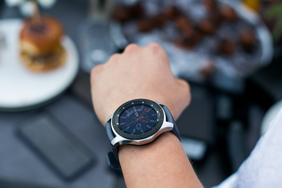 Itin galingą bateriją turintis „Samsung Galaxy Watch“ jau Lietuvoje