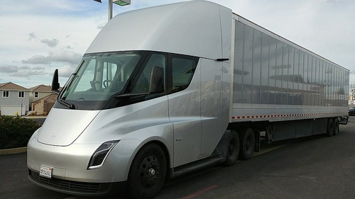 Kokį garsą skleidžia elektrinis „Tesla Semi“? Naujame vaizdo įraše girdimas tikrasis elektrovilkiko balsas